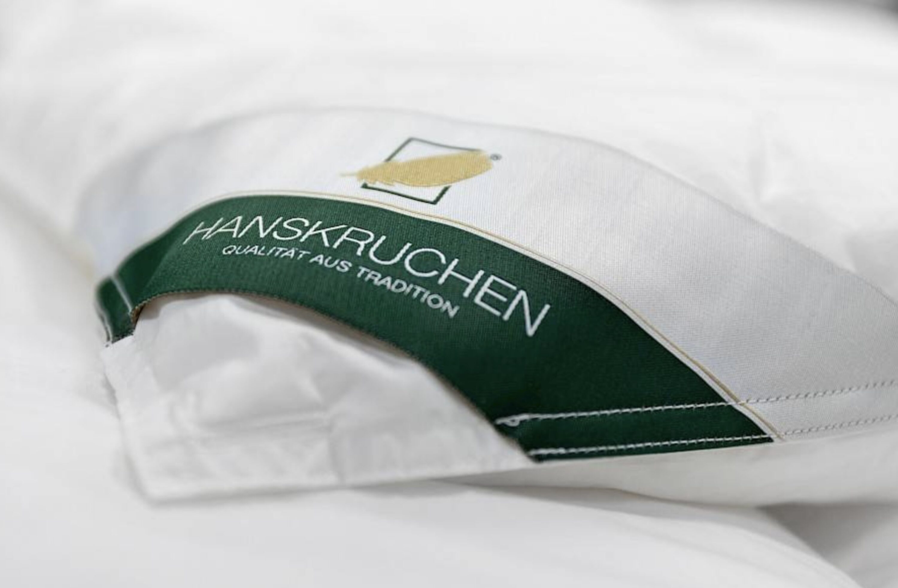 Hans-Kruchen-hoofdkussen-groene-gans-label